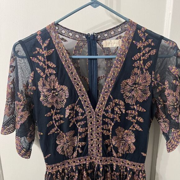 Elegant Floral Lace Dress in Navy and Pink - Picture 2 of 4